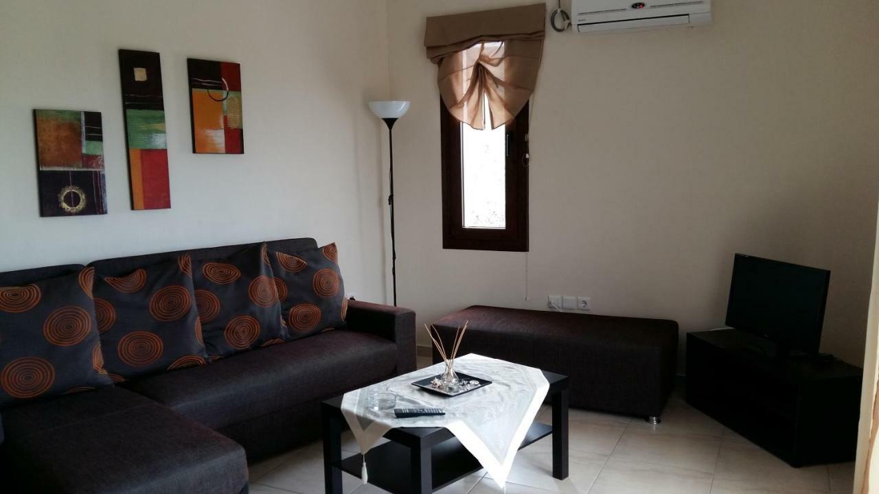 Gougousis Apartments Kaloyiros ภายนอก รูปภาพ